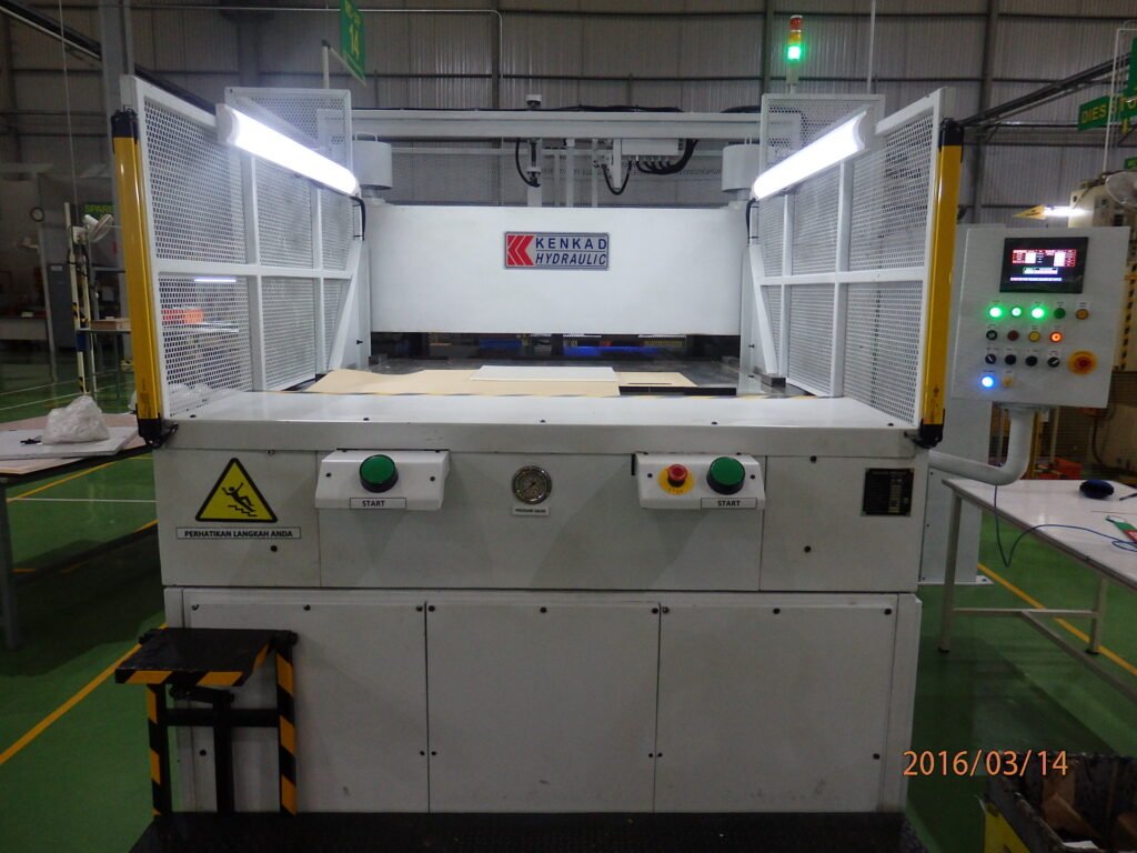 RECEDING HEAD DIE CUTTING PRESS WITH MOVING TABLE