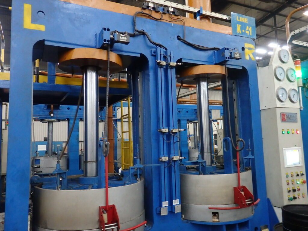 TIRE VULCANIZING PRESS