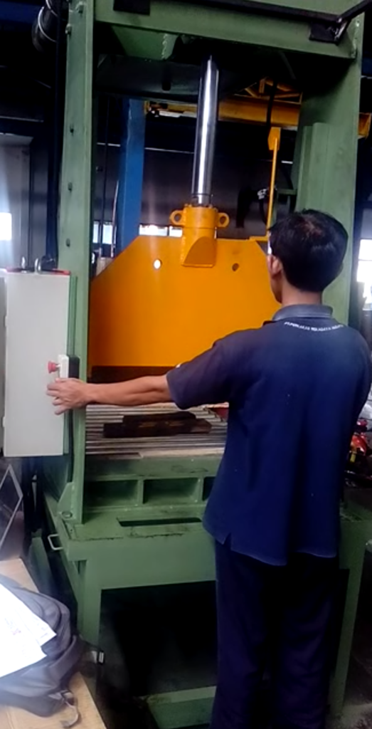 SMALL HYDRAULIC RUBBER CUTTER