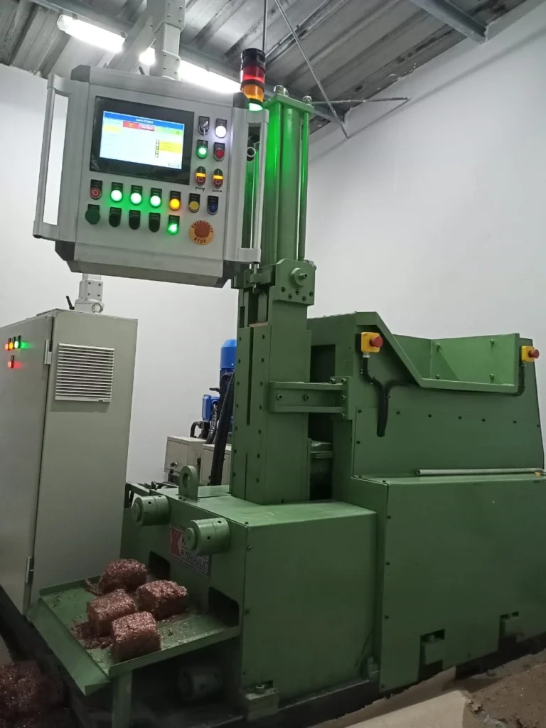 Hydraulic briquetting press for waste compaction into briquettes