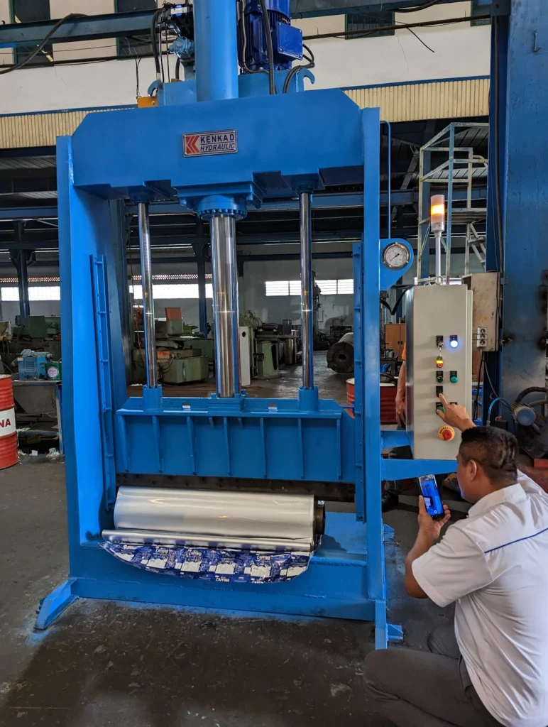 Hydraulic cutting press for rubber and plastic cutting