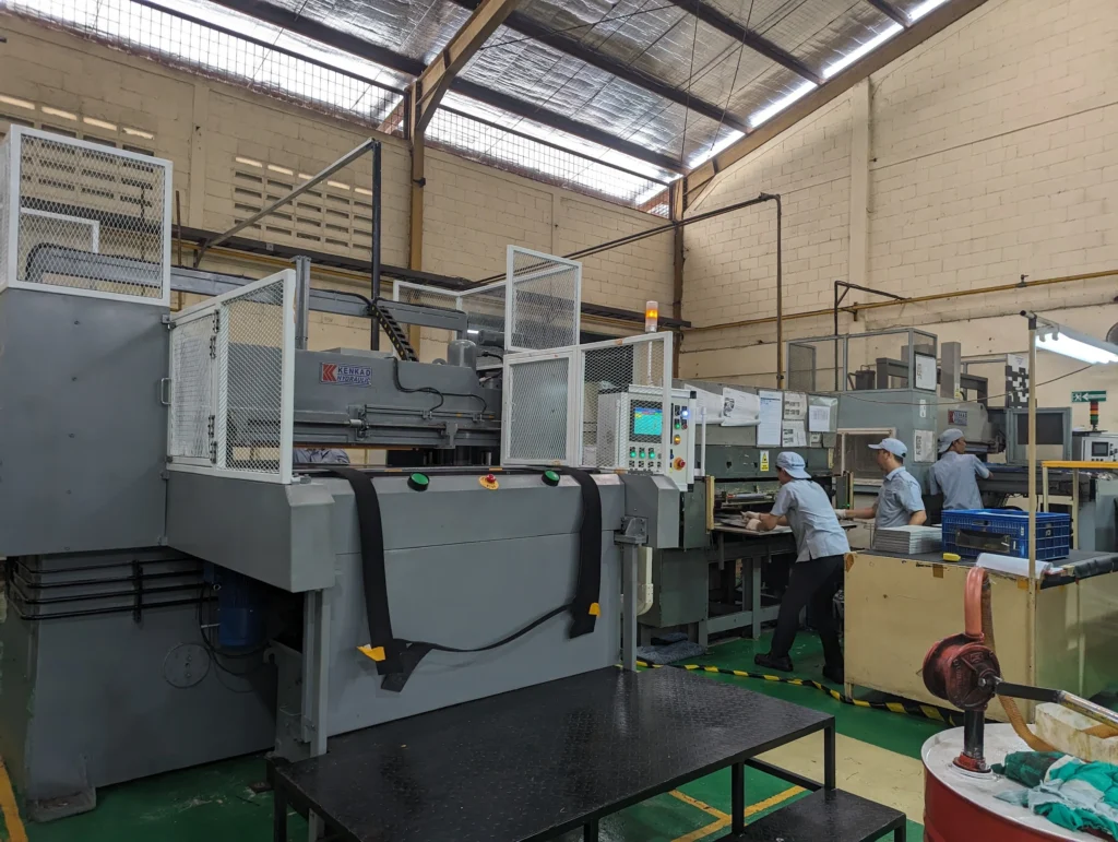 Hydraulic die cutting press for precision cutting