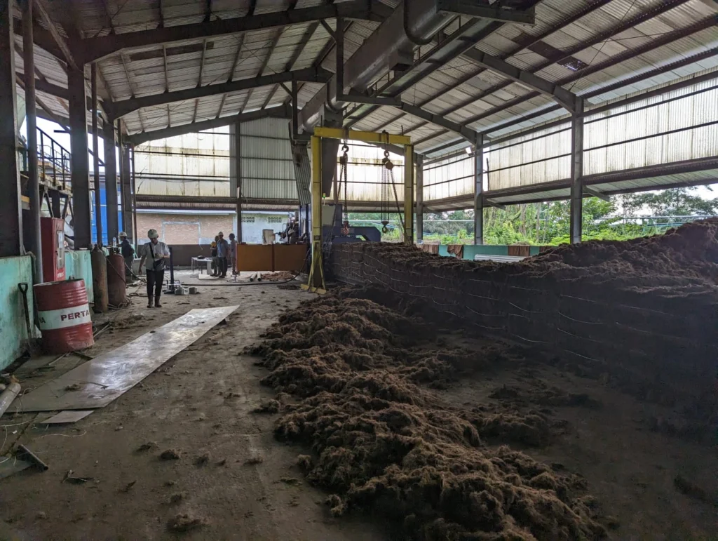 Hydraulic horizontal baler for industrial waste compression