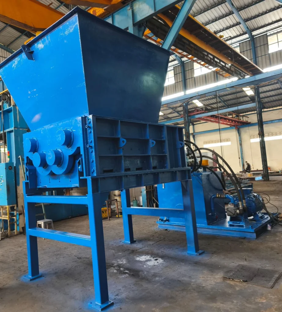 Industrial double-shaft or quad-shaft shredder for waste size reduction